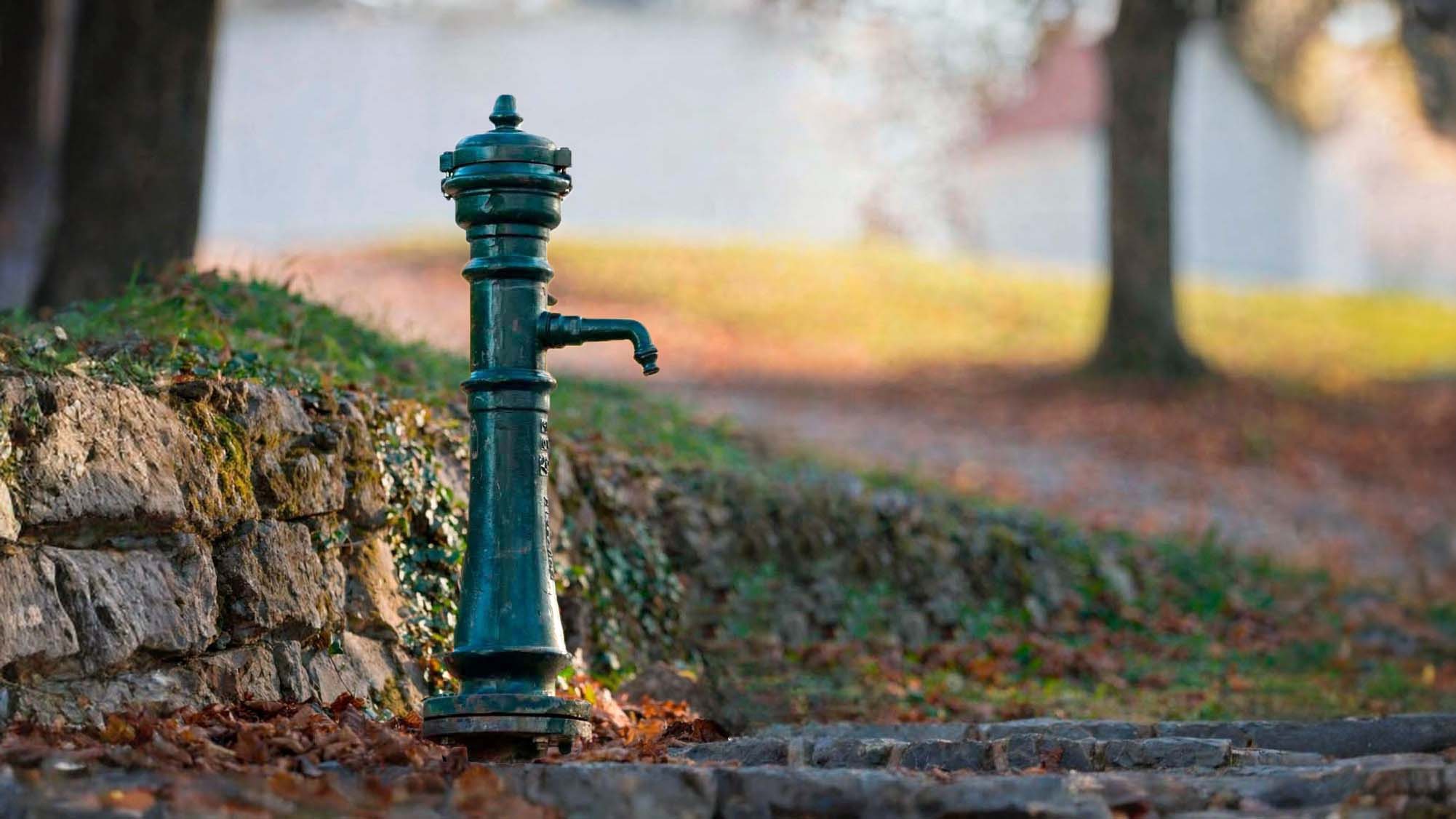 Wasserpfosten aus Aluminium und Gusseisen | Klassische Gartendekoration