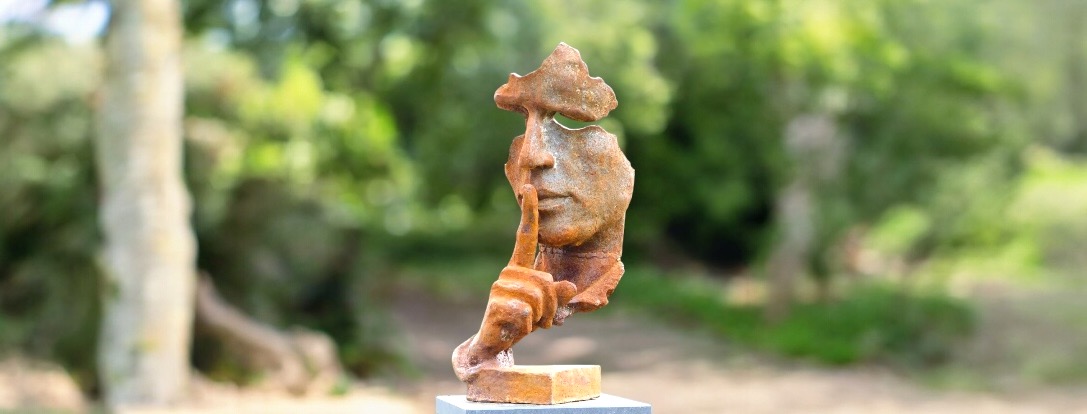 De Fluisteraar Beelden | Gietijzer en Kunststof | Groot en Klein
