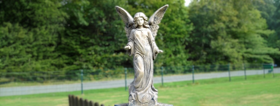 Statues d'anges en plastique