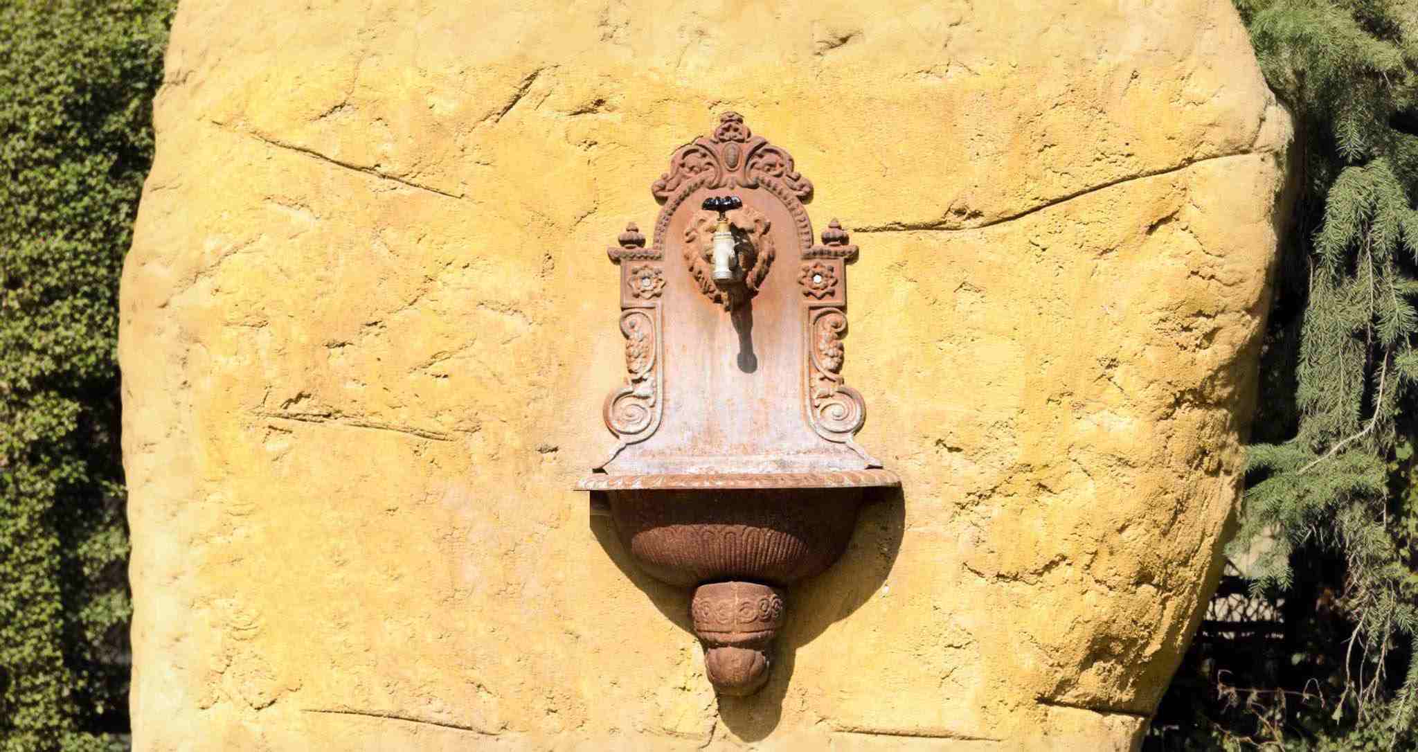 Wandbrunnen aus Aluminium und Gusseisen | klassischer Stil