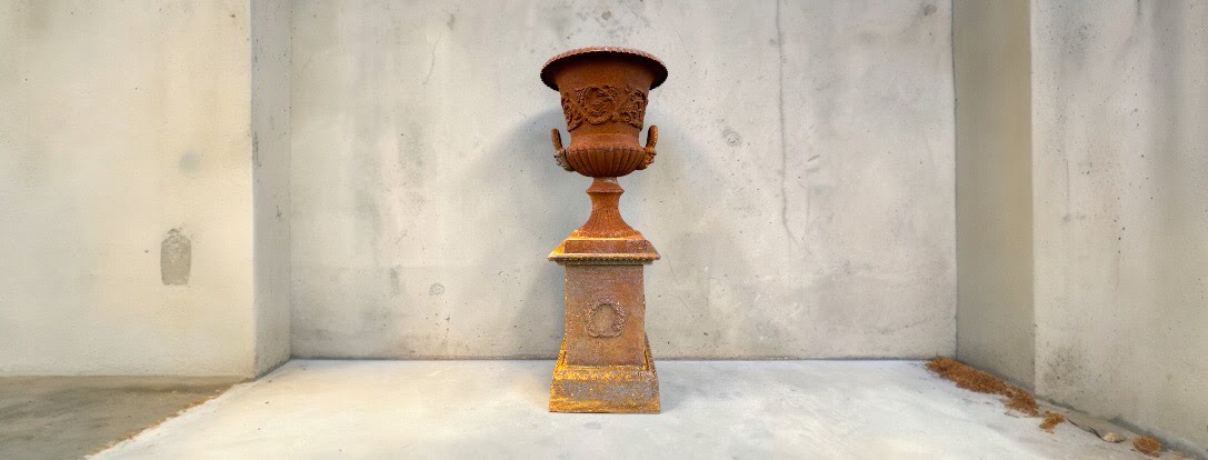 Möchten Sie eine Gartenvase aus Gusseisen kaufen? Groß, schwer und imposant!