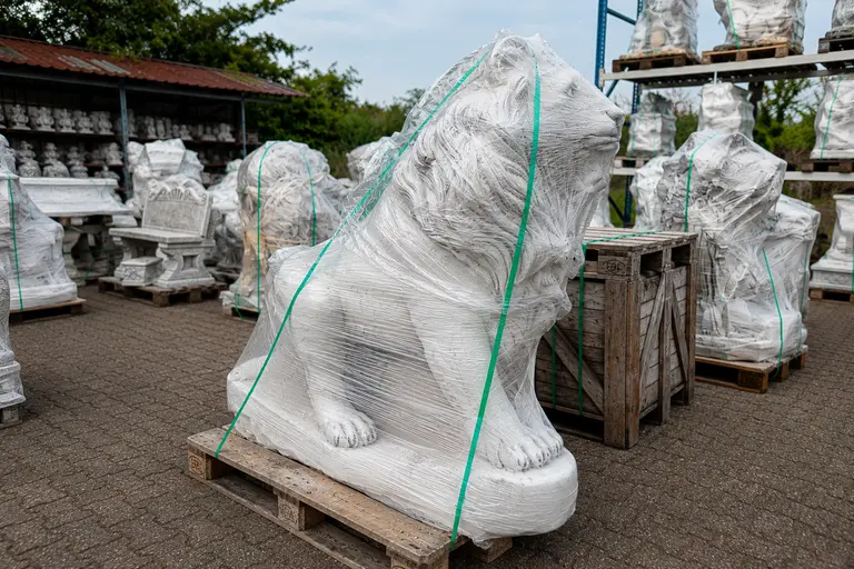 Grande statue de jardin emballée en toute sécurité sur une palette pour l'expédition.