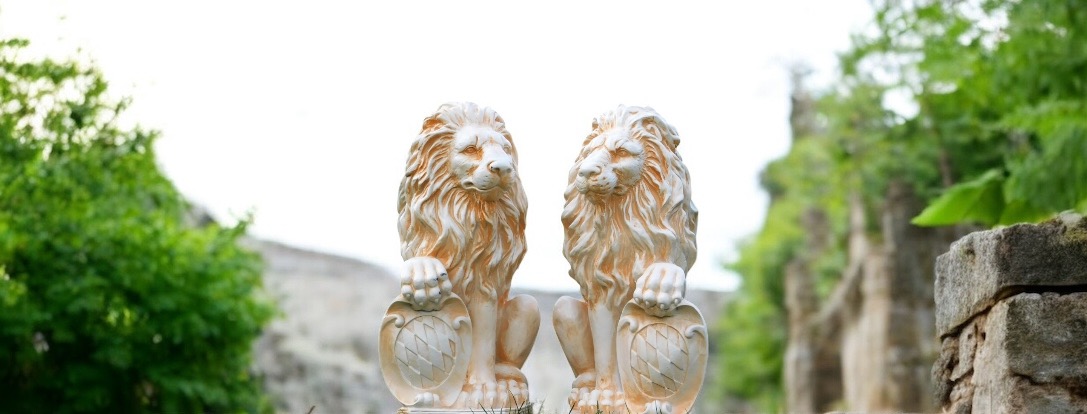 Löwenfiguren aus Kunststoff | imposante Gartenskulpturen