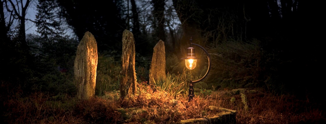 Éclairage extérieur bas dans le jardin - classique