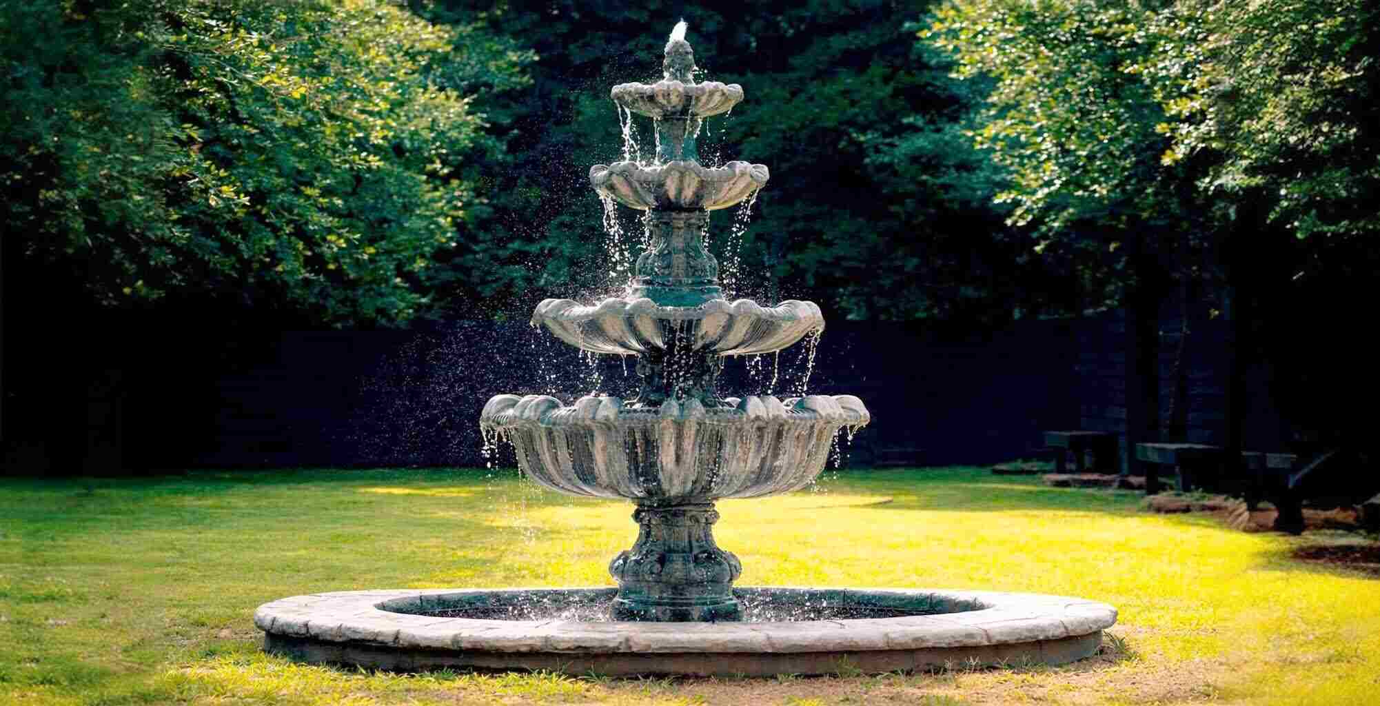 Große, freistehende Gartenbrunnen aus Stein und Beton | Eindrucksvolle Gartendekoration