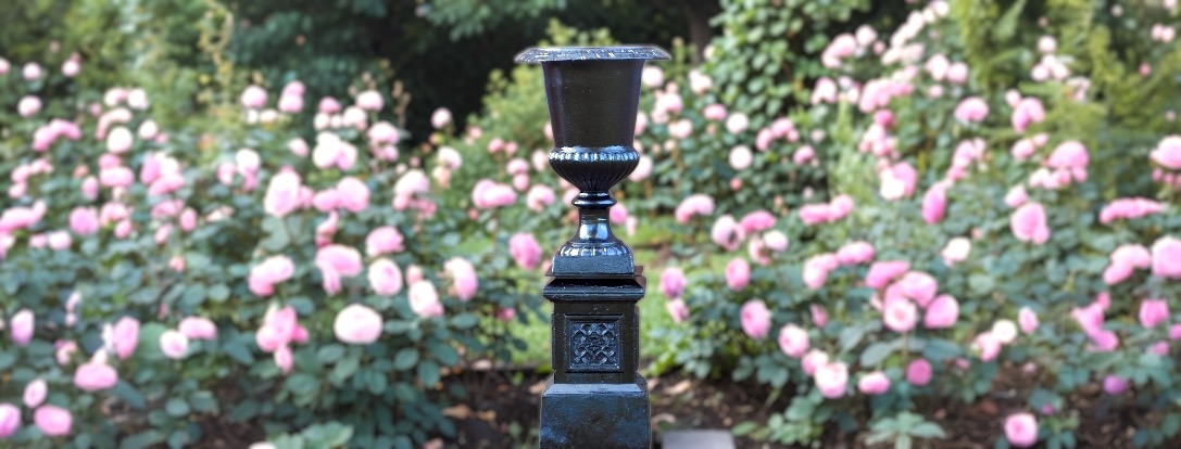 Zwarte tuinvaas van gietijzer - klassieke tuindecoratie