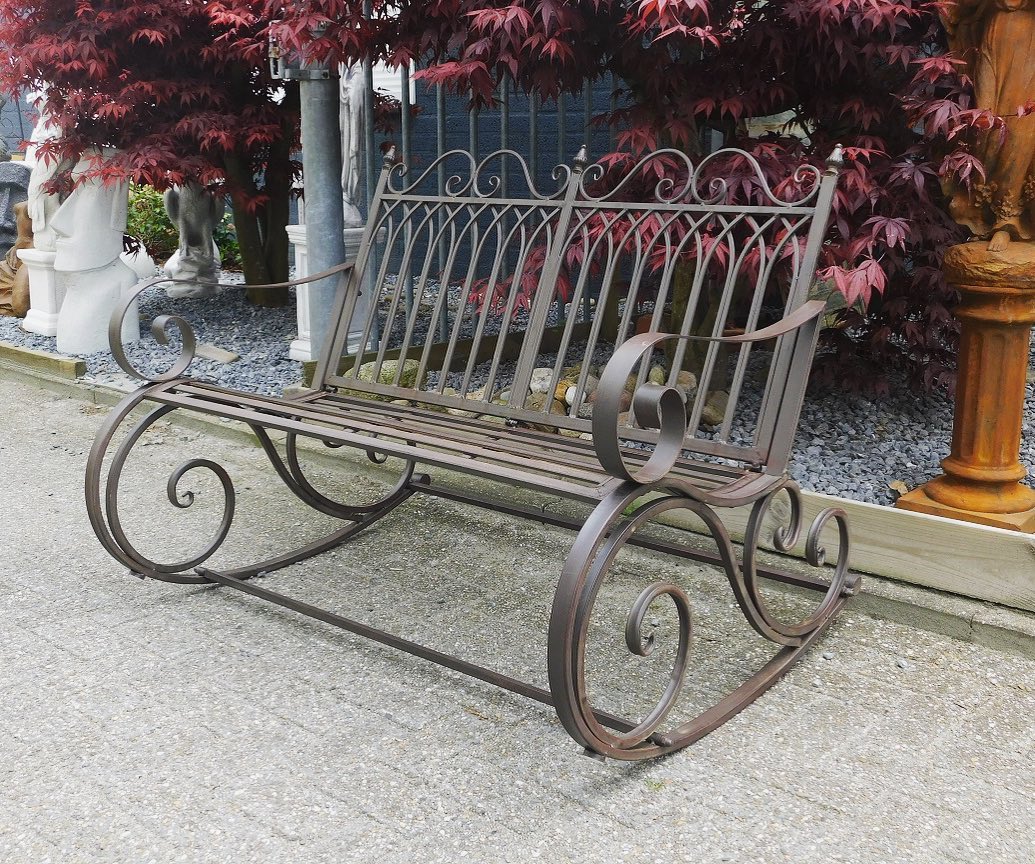 Uw tuin charme geven met schommelbanken