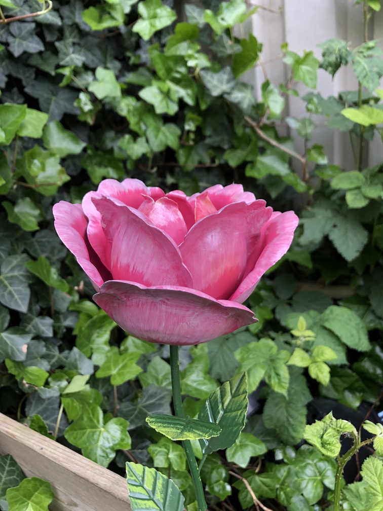 Metallblumen als Gartendeko