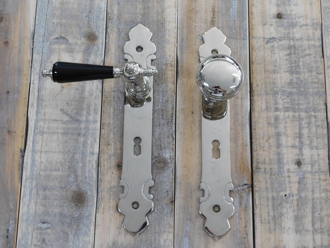 Nikkelen deurbeslag set met klink en deurknop op mooie lange deurplaten on gepolijst nikkel voor de kamerdeur.