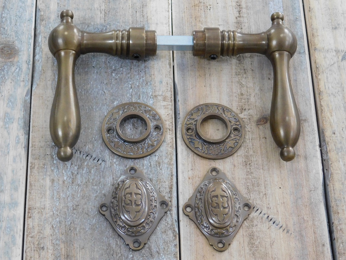 Deur antieke set - rozetten messing met klapjes + mooie koperen deurklinken