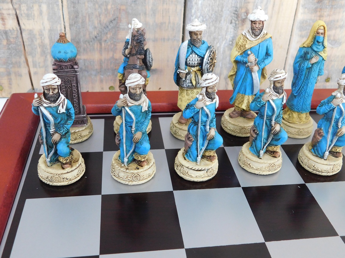 Mooi schaakspel met het thema: ''CRUSADE VS MUSLIM', bijzonder schaakspel!