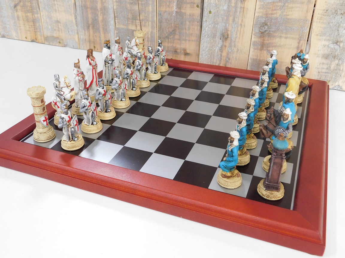 Mooi schaakspel met het thema: ''CRUSADE VS MUSLIM', bijzonder schaakspel!