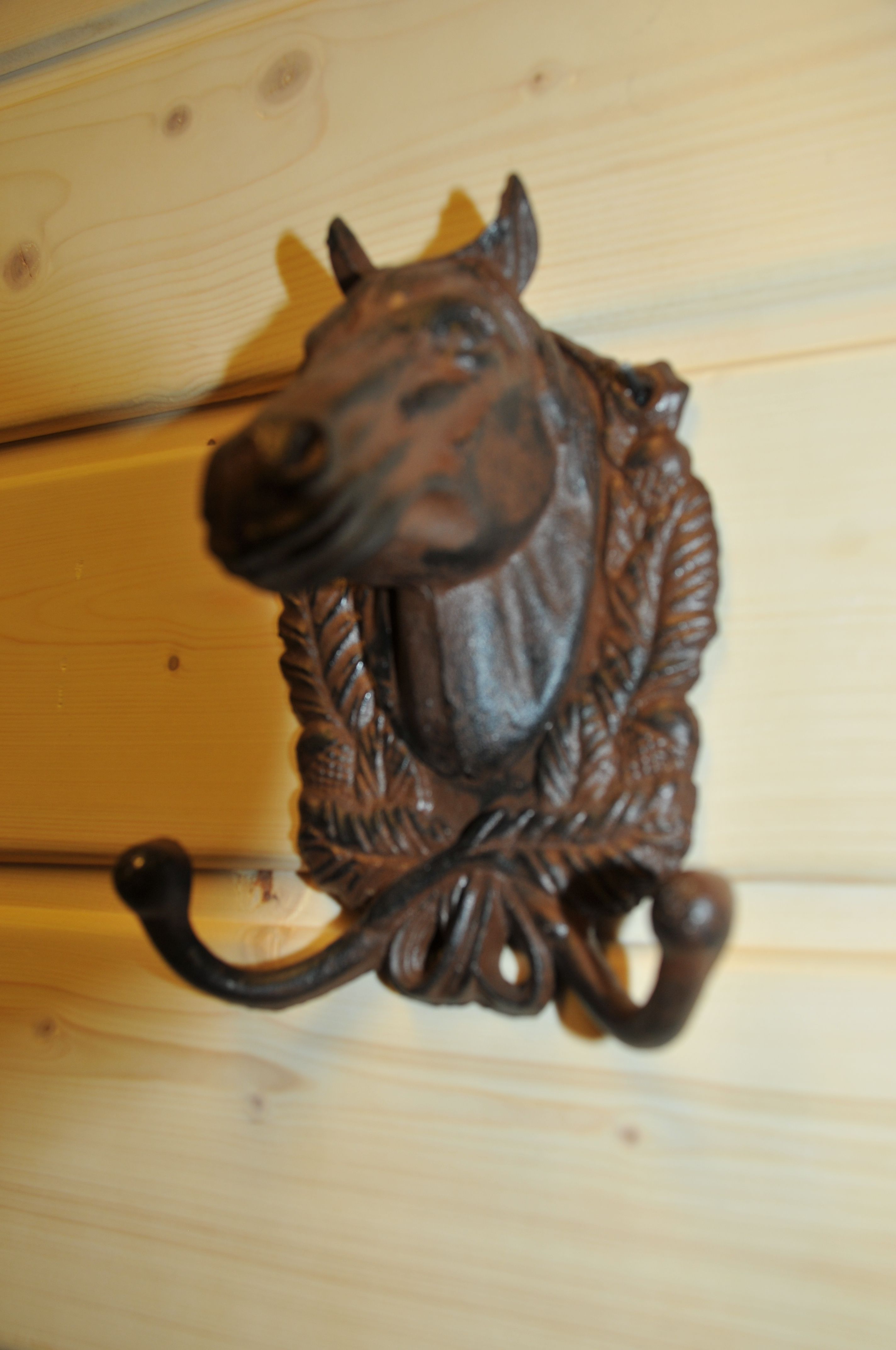 Schöner sitzender Engel, voller Details, voller Stein