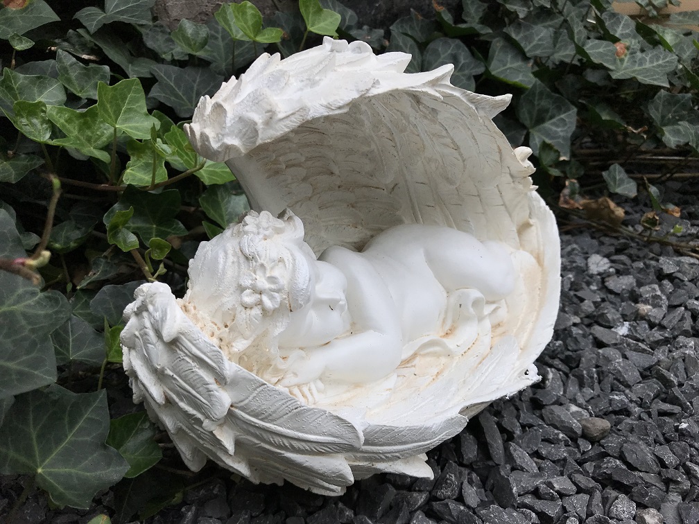 Statue eines schlafenden Engels in seinen Flügeln, aus Polystone