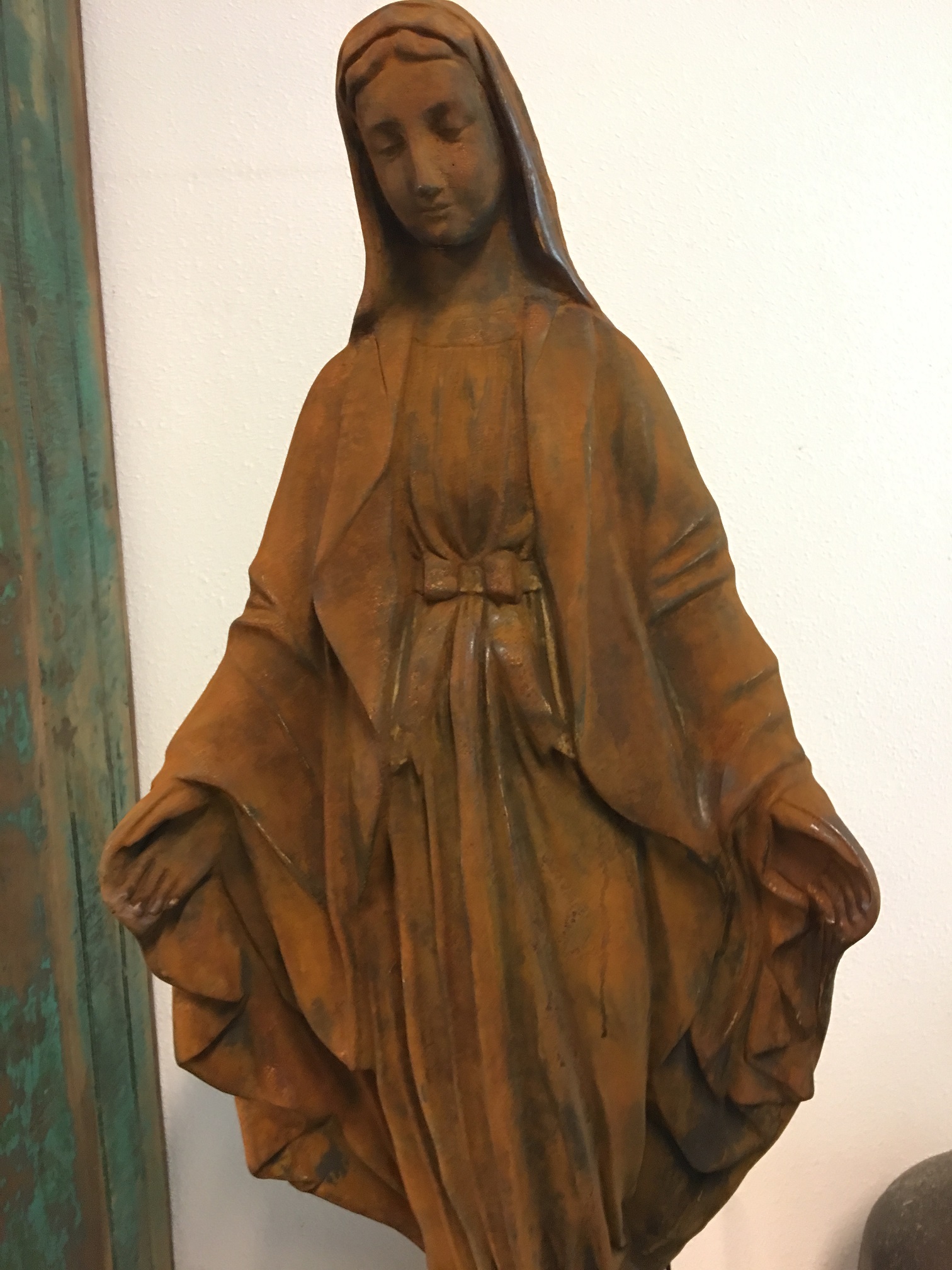 Moeder Maria / Mother Mary, groot vol stenen oxid beeld op sokkel oxide.