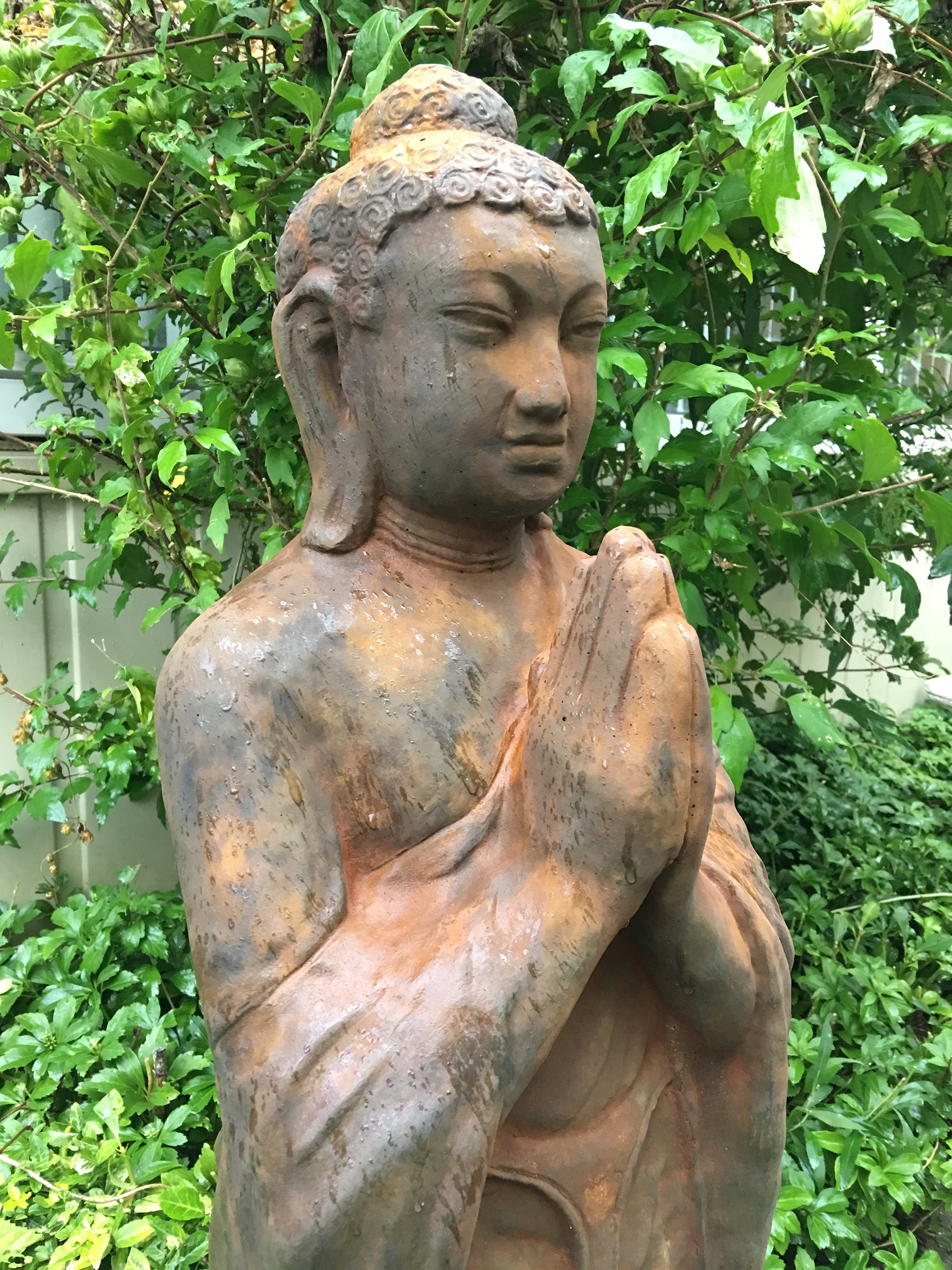 Groetende boeddha XXL beeld, vol steen.oxide.