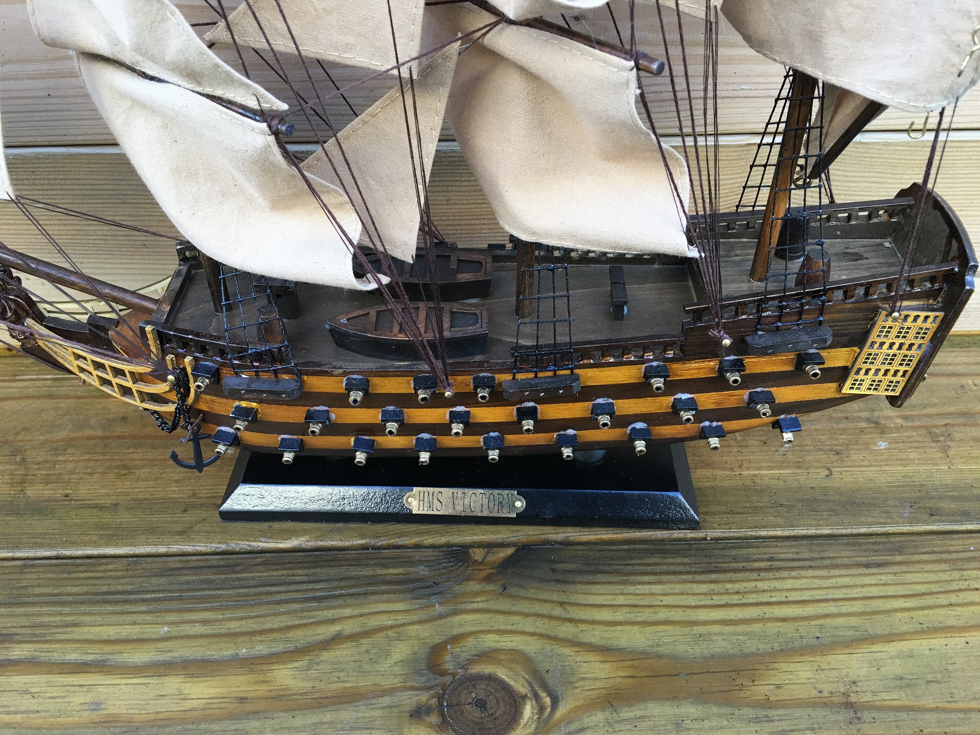 Das weltberühmte Kriegsschiff HMS VICTORY, komplett handgefertigt.