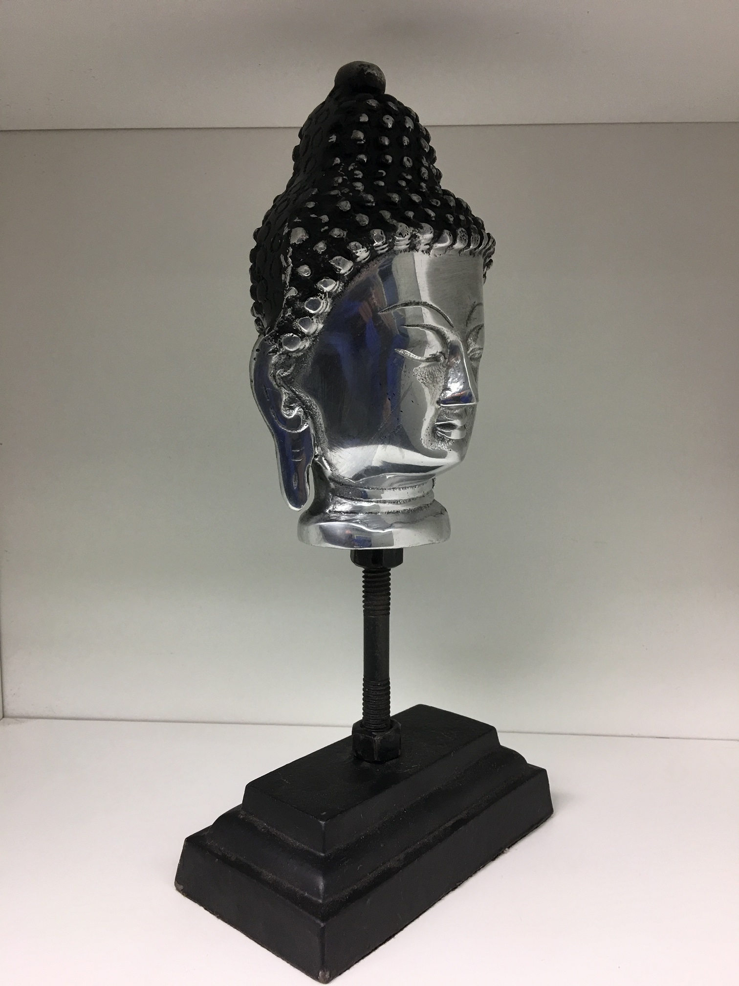 Boeddha hoofd op metalen statief, aluminium.