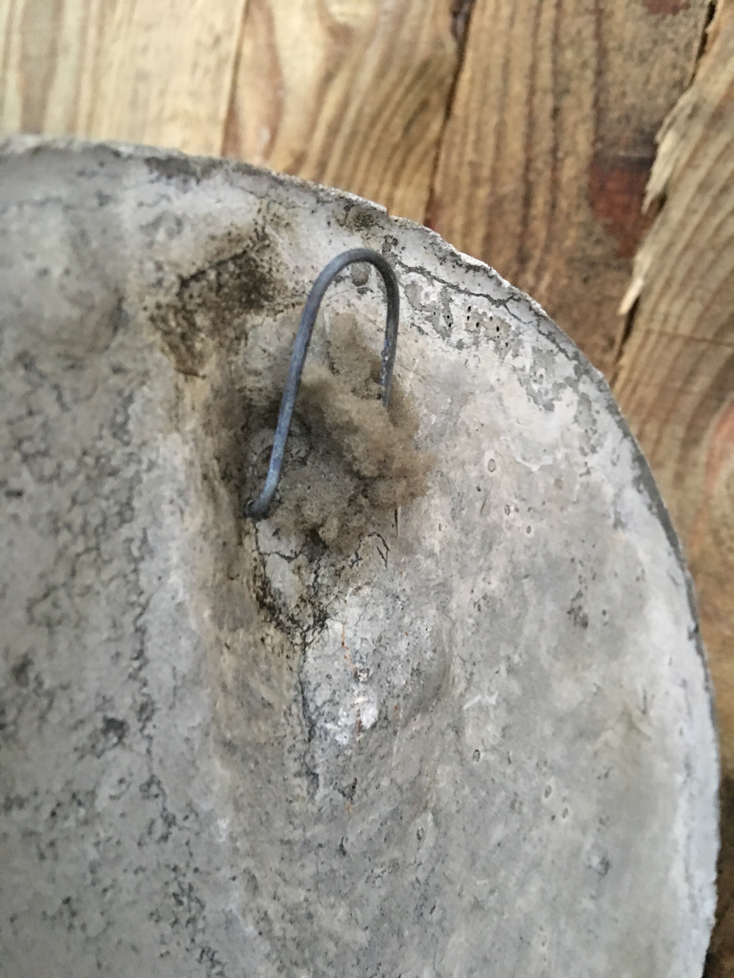 Wandornament steen rond, met afbeelding  van de vrolijke eiken bladman, bosgeest.