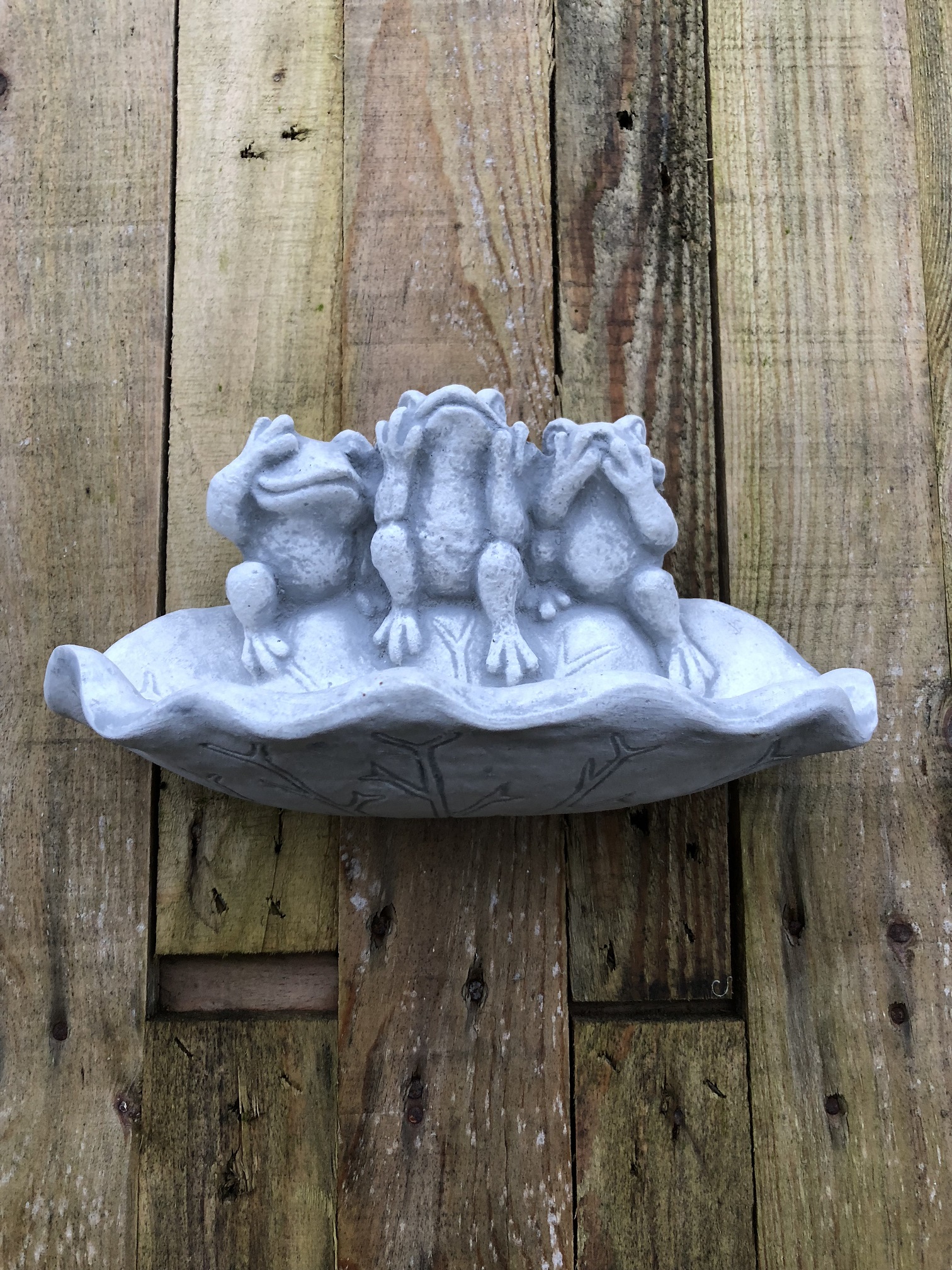 Wandschmuck Stein, Wasserbad, Vogelbad mit 3 Fröschen, höre, sehe und sage nichts Böses