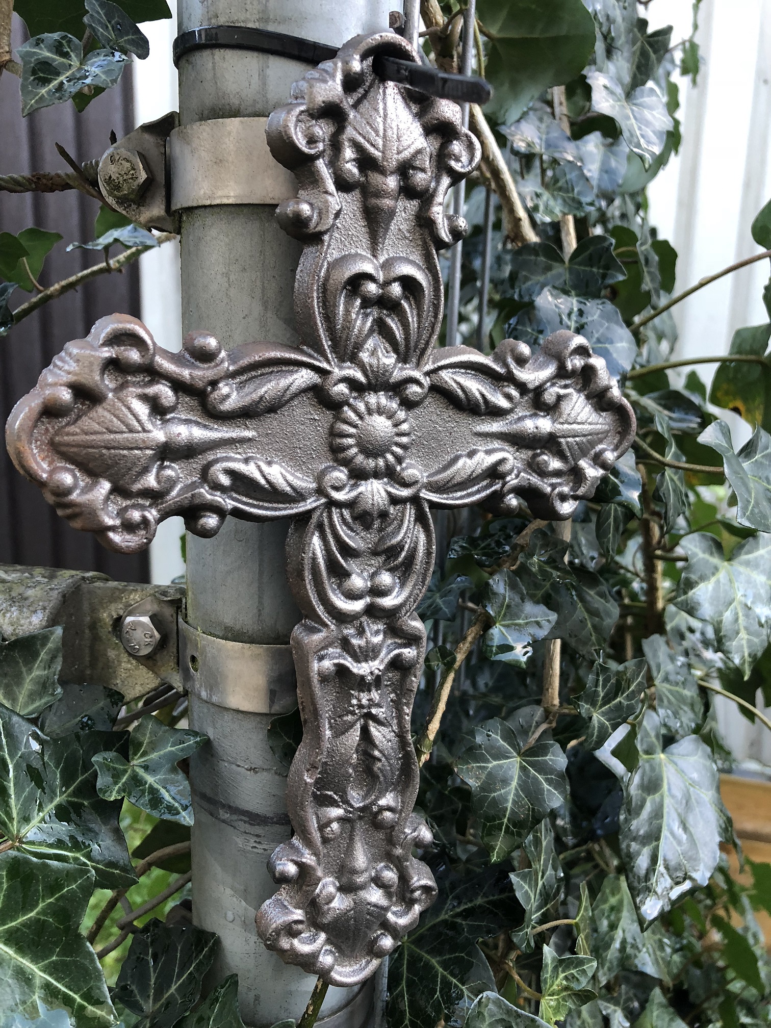 Kreuz aus Gusseisen, Gartenstatue / Dekoration
