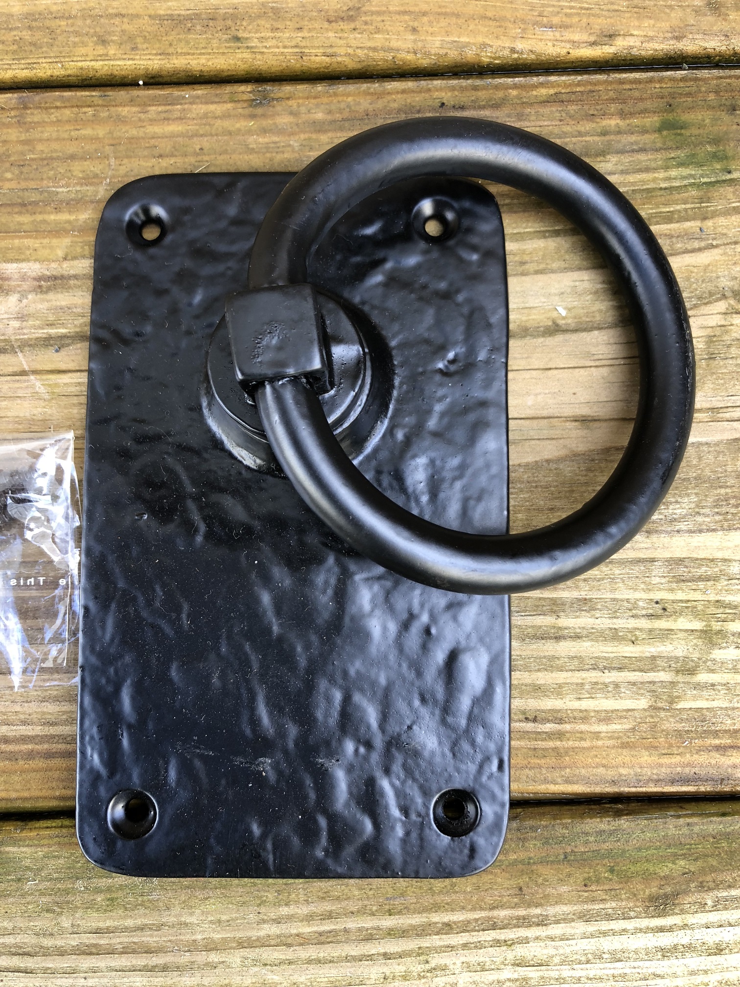 Rustikaler großer Ring als Türschließer/Torschließer - schwarz beschichtetes Metall.
