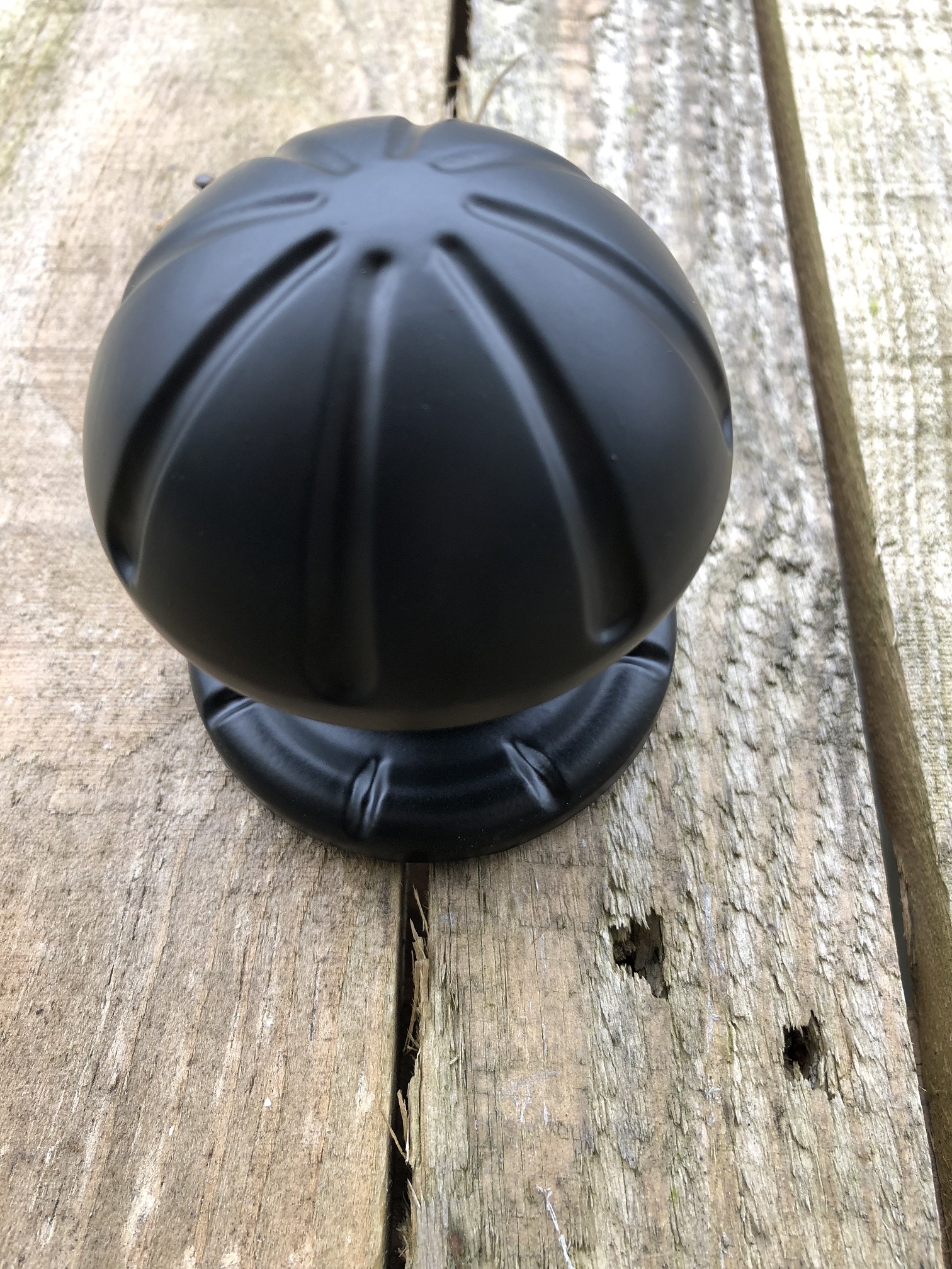 Mooie zwarte forse deurknop, metaal zwart met voetrozet zwart. (vast staand)