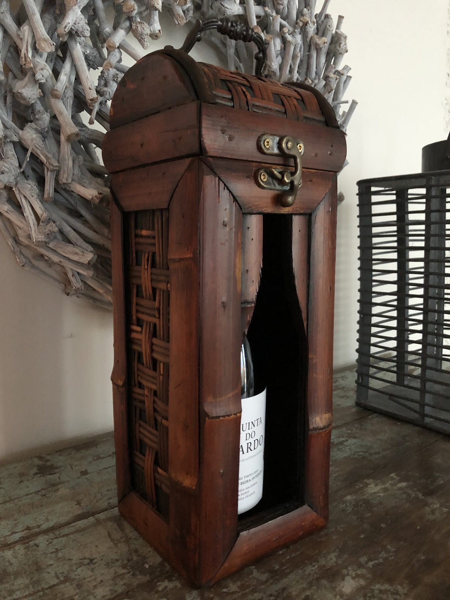 koloniaal houten kist voor een fles wijn, rechtop, bamboeafwerking, zeer apart!
