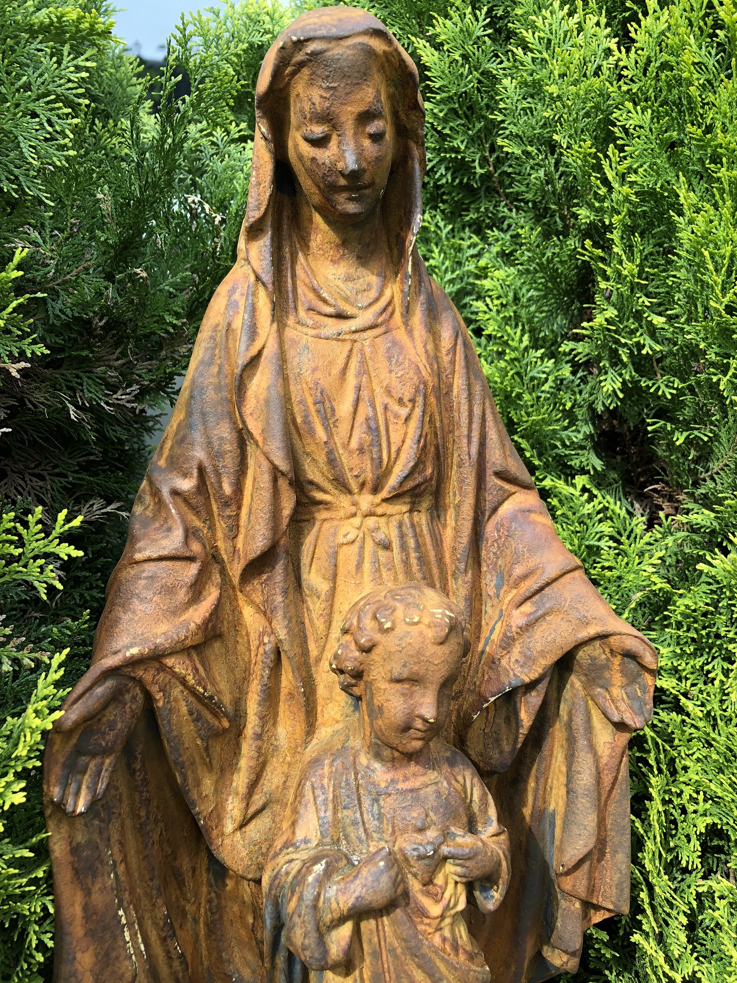 Jungfrau Maria mit Kind, massives Steinoxid auf Sockel
