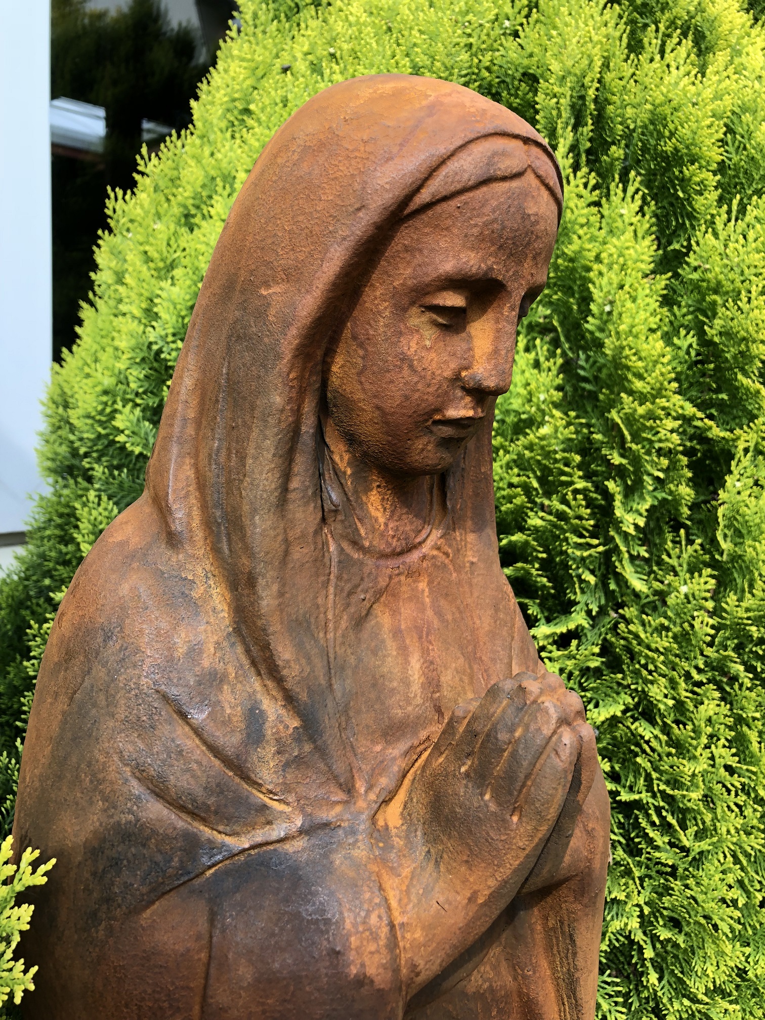Mutter Maria / Mutter Maria, groß auf Sockel, Vollsteinskulptur Oxid