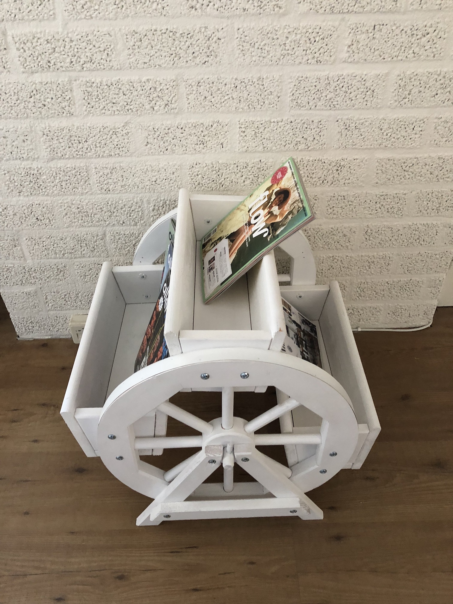 Lectuur bak, hout, met 2 wagenwielen hout-wit, zeer fraai