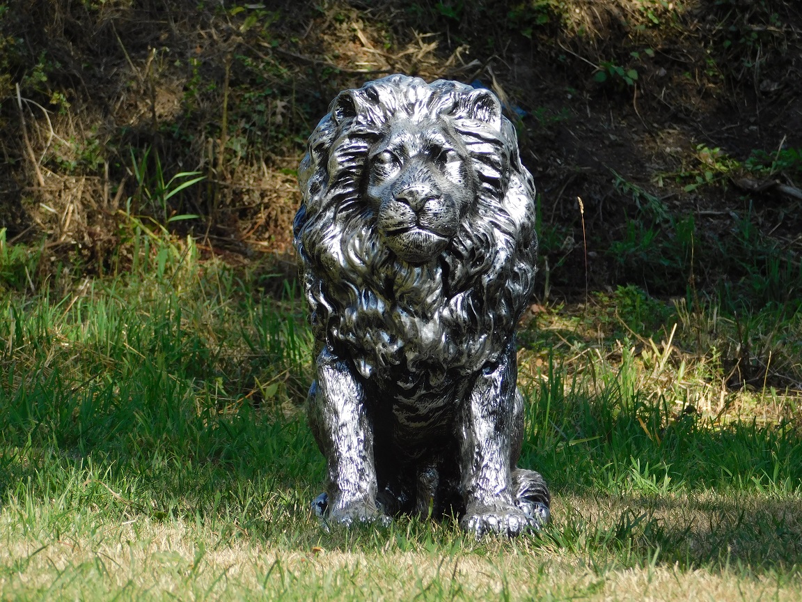 Prachtig beeld van een leeuw, polystone, zilver-grijs, mooi in detail!
