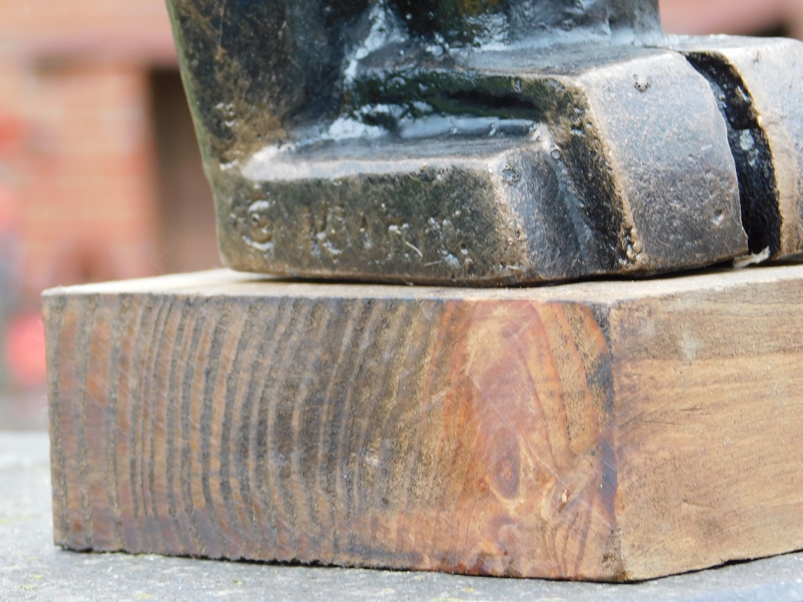 Adelaar op houten voet - antiek ijzer