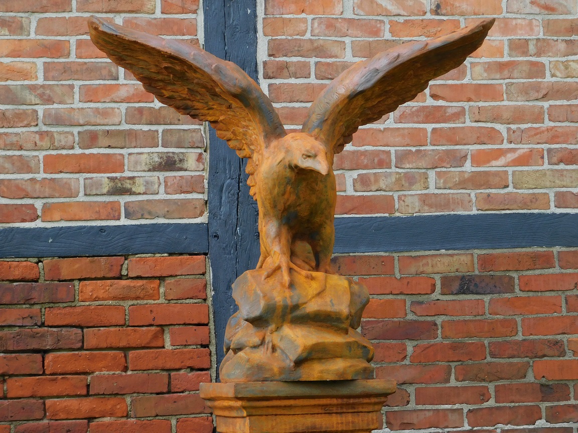 Sehr großer Adler-Oxydstein in Beutefangaktion, braun