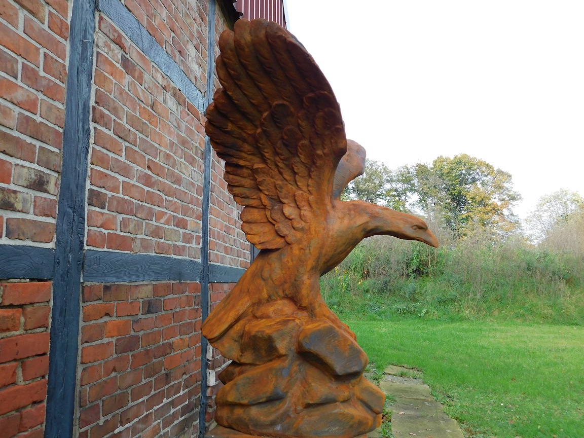 Sehr großer Adler-Oxydstein in Beutefangaktion, braun