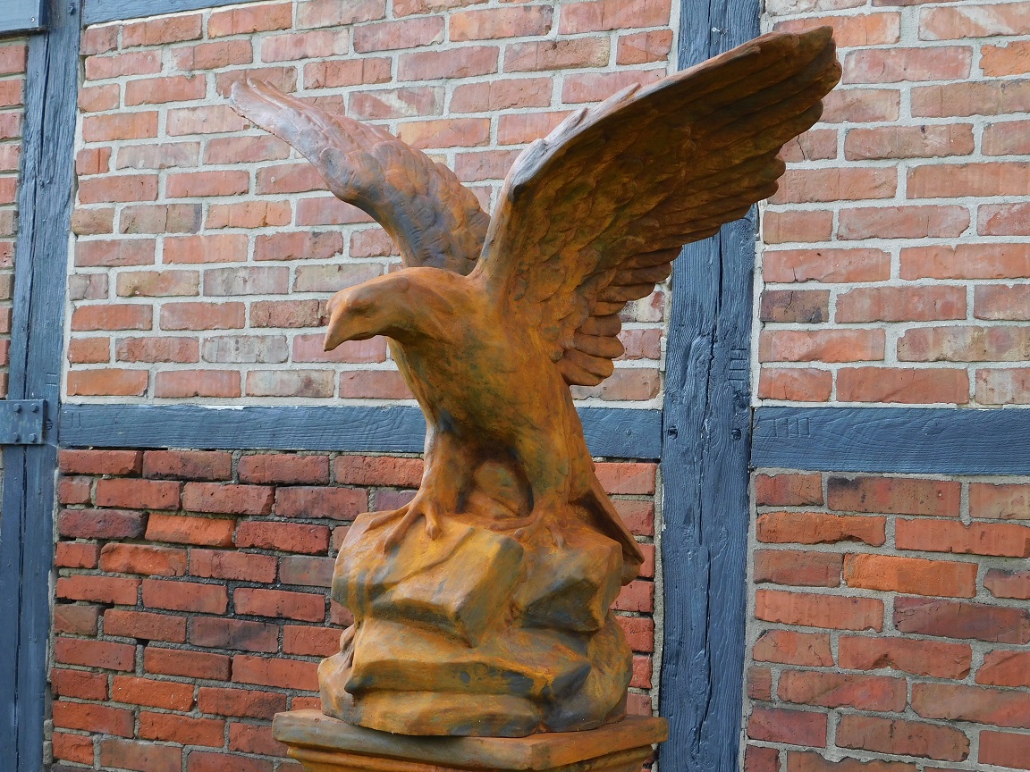 Sehr großer Adler-Oxydstein in Beutefangaktion, braun