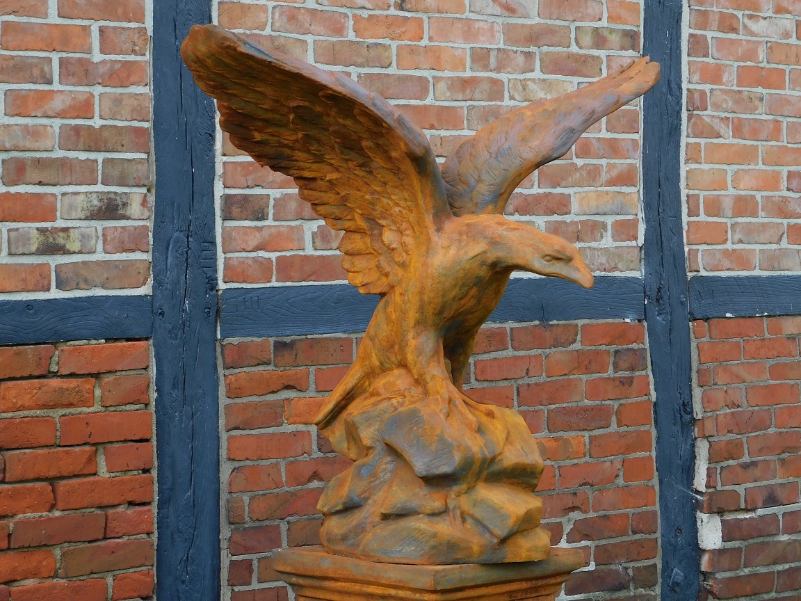 Sehr großer Adler-Oxydstein in Beutefangaktion, braun