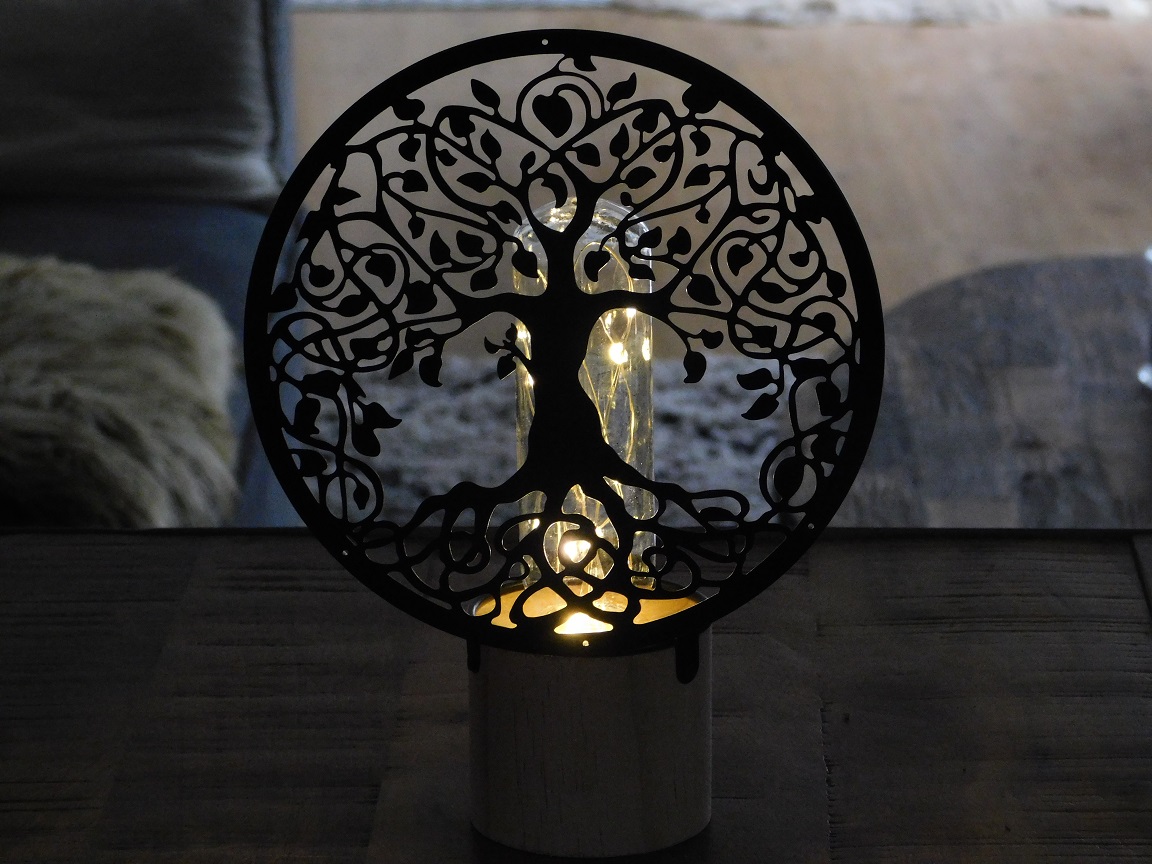 Leuke lamp met hiervoor een sierlijk ornament, 'levensboom'