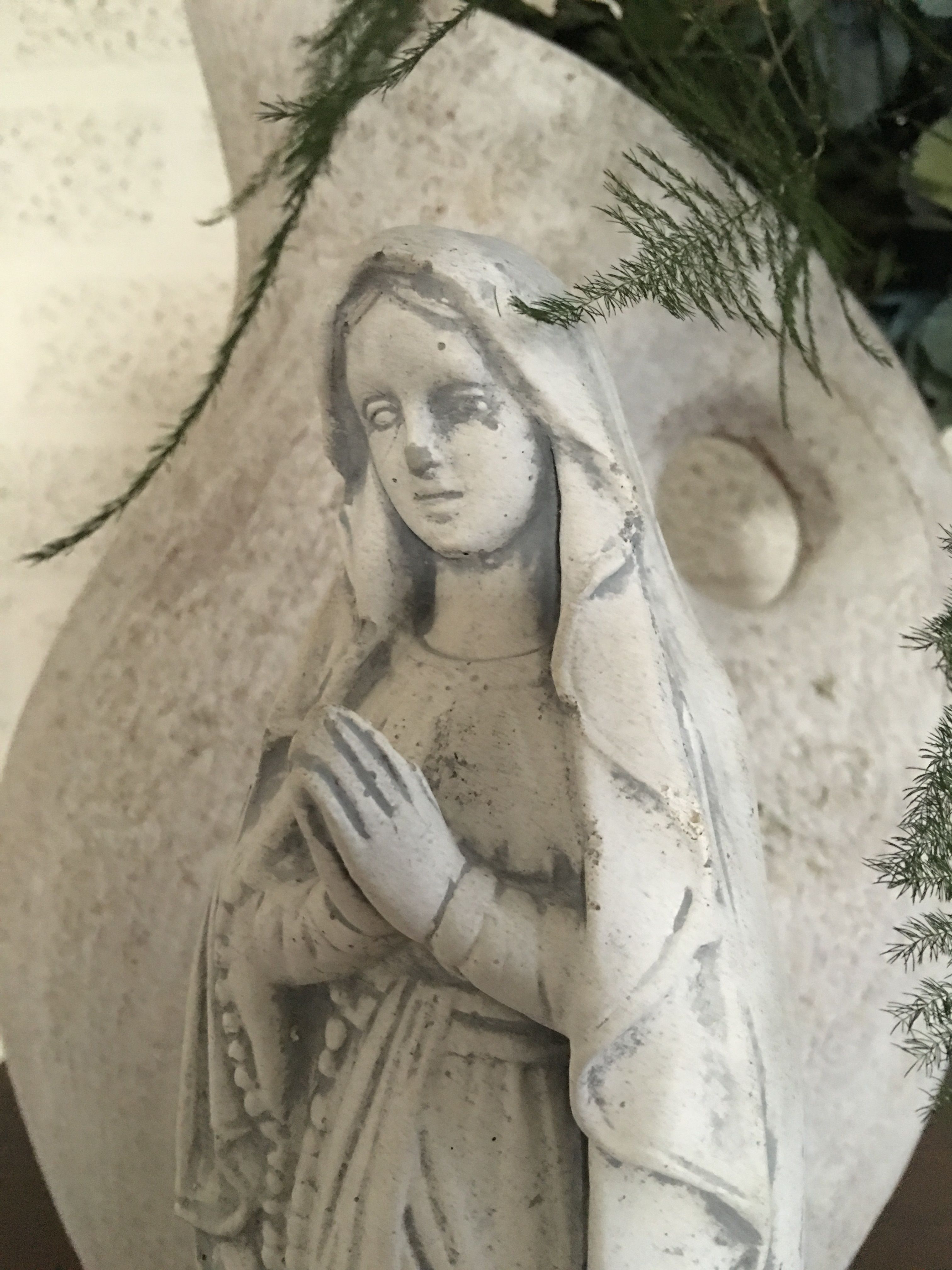 Maria beeld biddend, vol steen