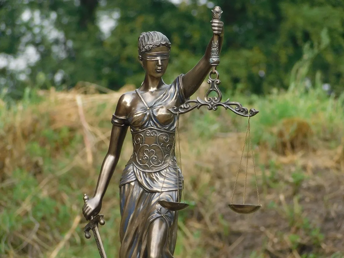 Groot beeld van Vrouwe Justitia, brons-look, heel mooi