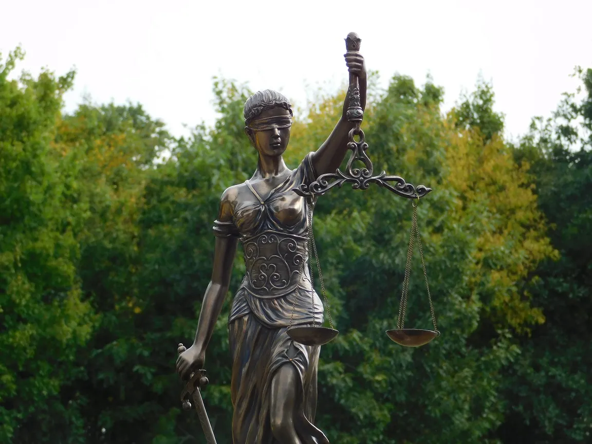 Groot beeld van Vrouwe Justitia, brons-look, heel mooi