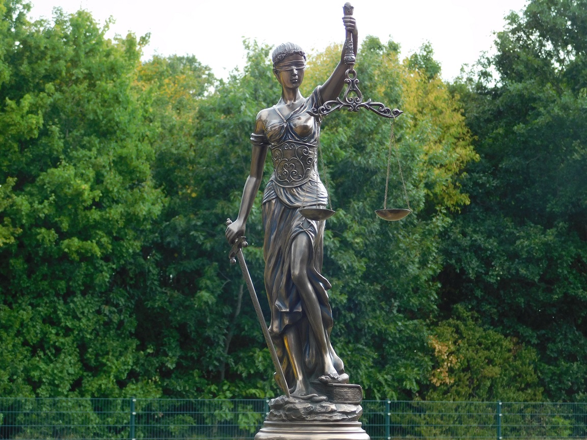 Groot beeld van Vrouwe Justitia, brons-look, heel mooi