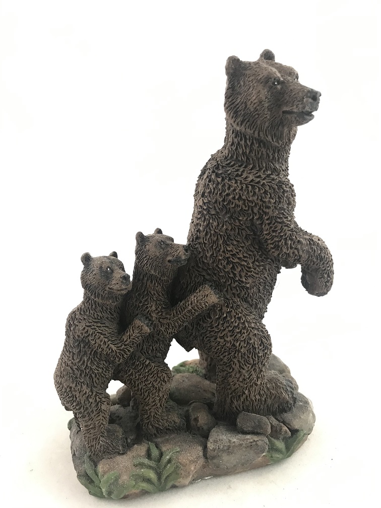 Staande beer met 2 kleintjes achter zich, leuk decoratief beeldje gemaakt van polystein