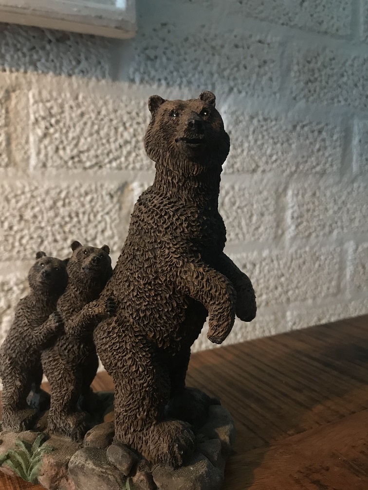 Staande beer met 2 kleintjes achter zich, leuk decoratief beeldje gemaakt van polystein
