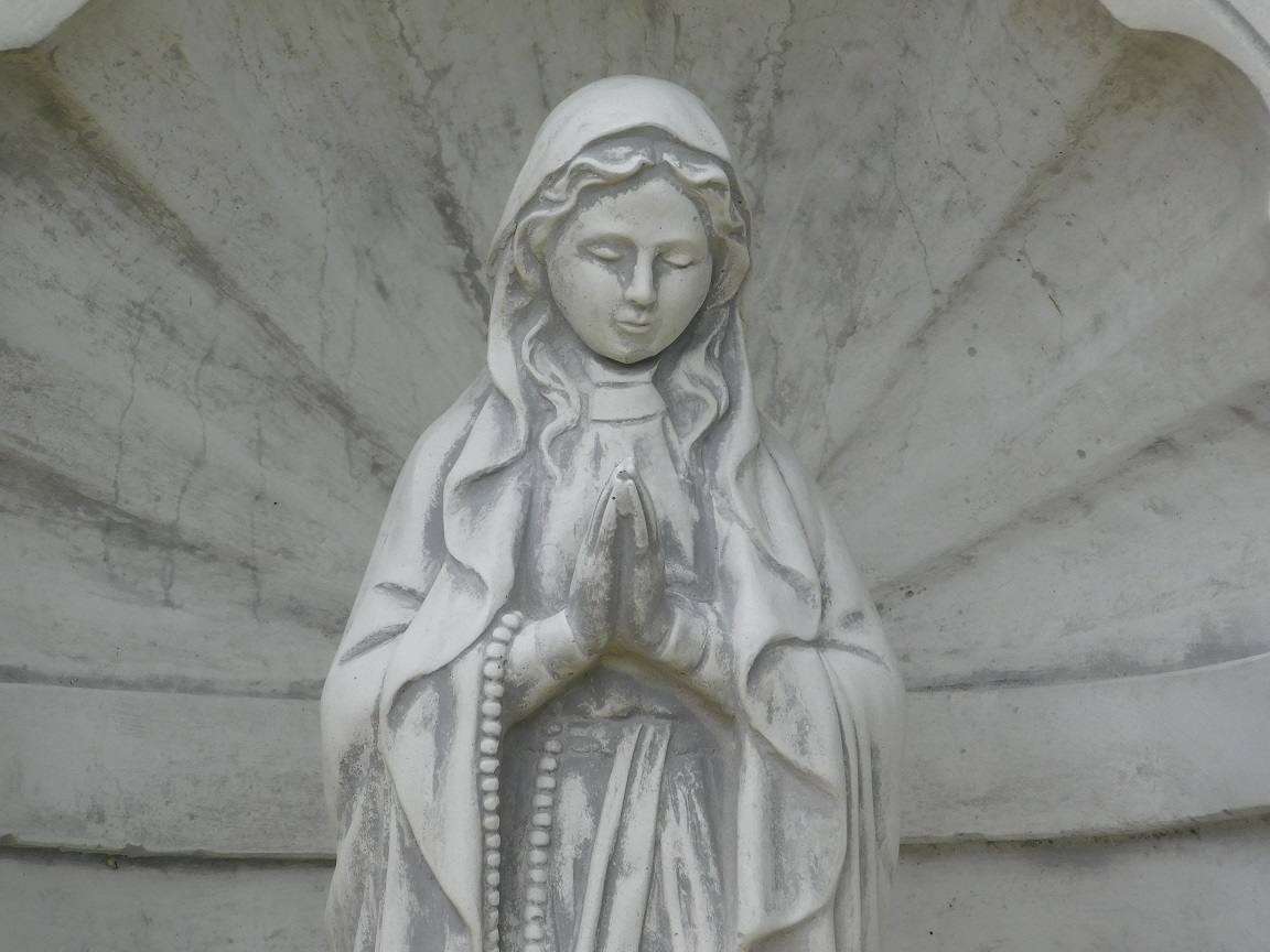 Bidkapel met Maria - volledig van steen - weerbestendig
