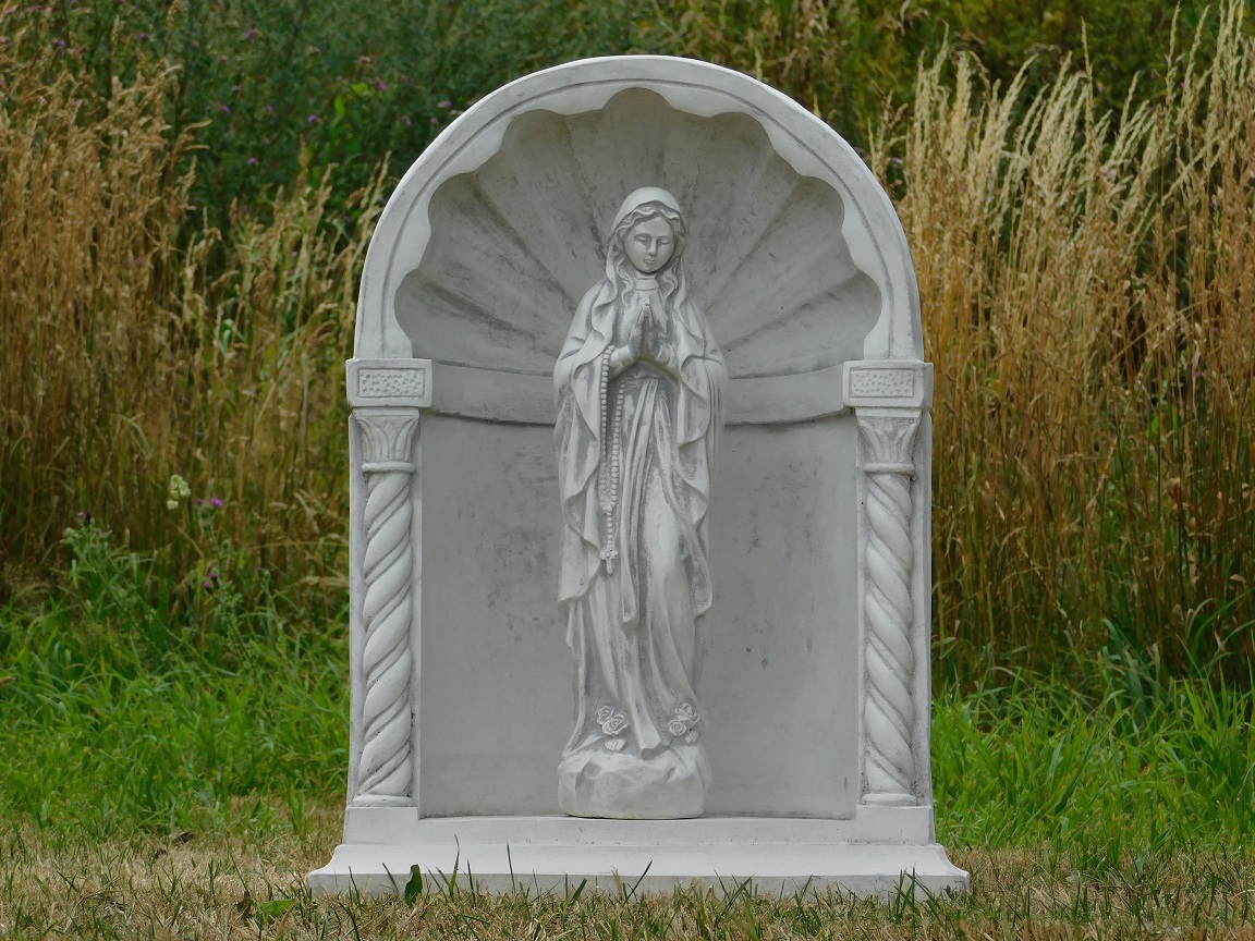Tuinbeeld van een bidkapel met Maria, volledig van steen, weersbestendig