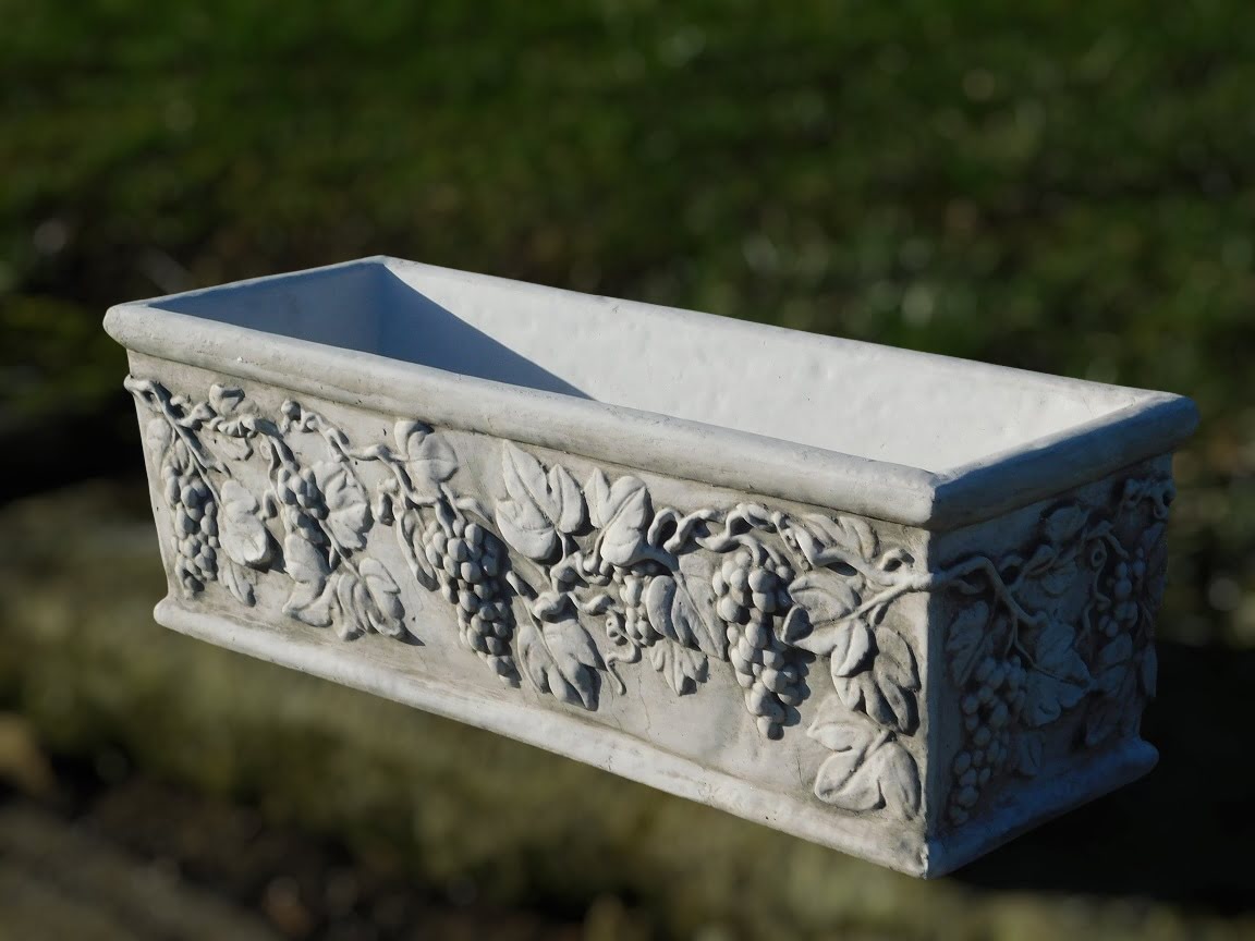 Blumenkasten mit Weintrauben  70 cm breit  Stein