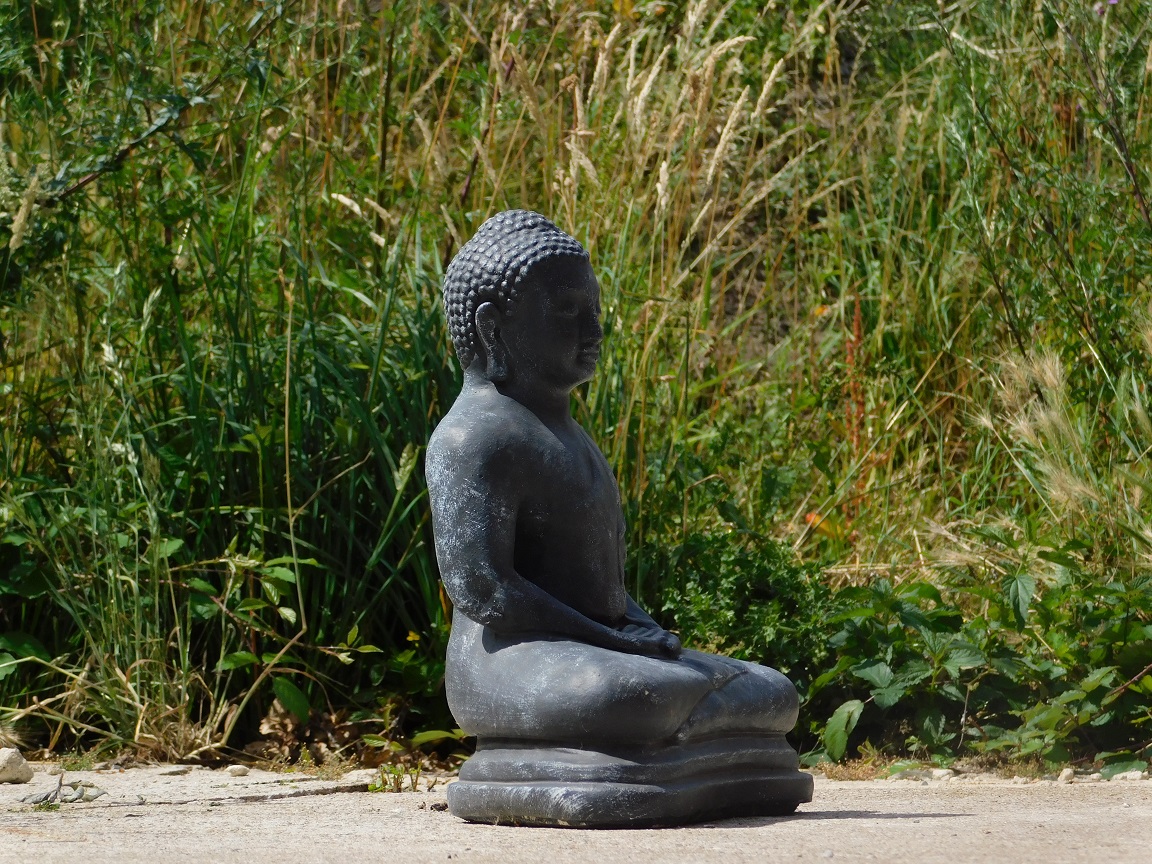 Buddha in Meditation, aus massivem Stein grau