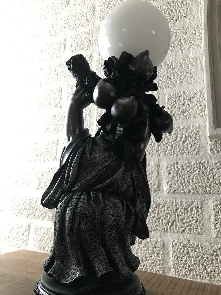 Boeddha lamp, hele aparte en exclusieve lamp in de vorm van een Boeddha die de bol vasthoudt