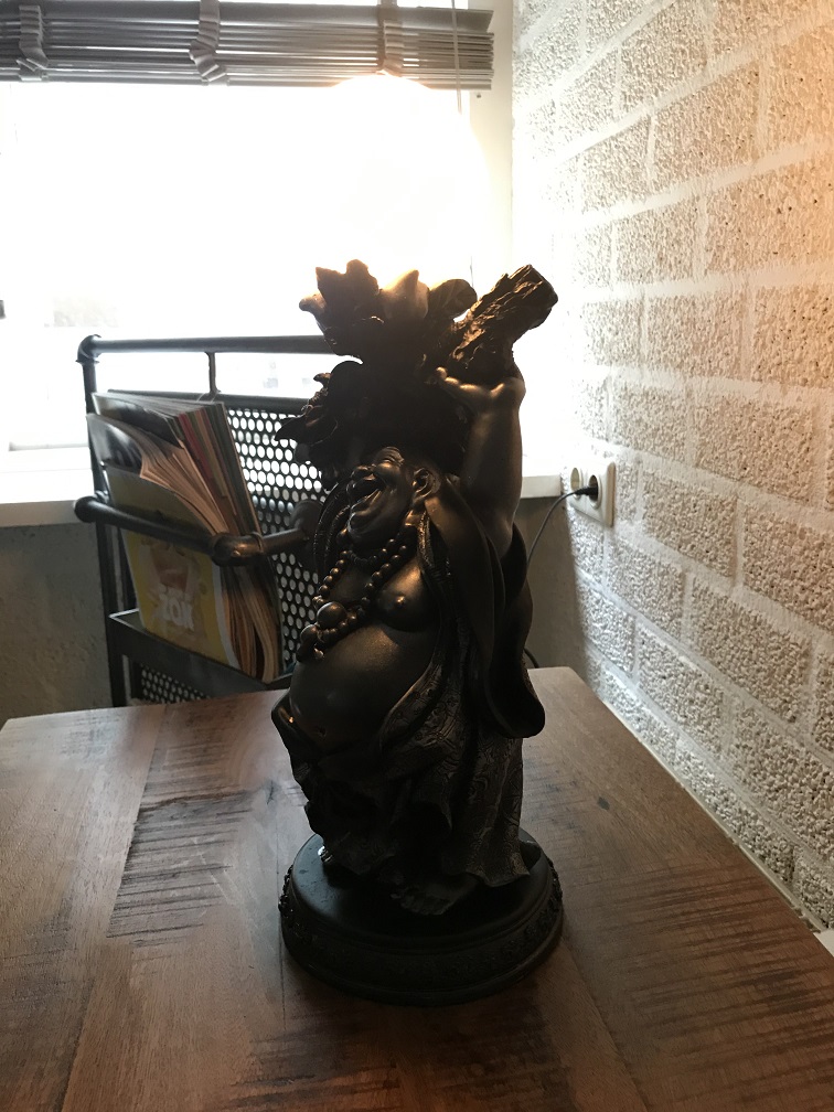 Boeddha lamp, hele aparte en exclusieve lamp in de vorm van een Boeddha die de bol vasthoudt